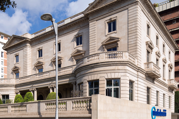 descubre-la-historia-del-palacete-abadal-actual-sede-de-banco-mediolanum