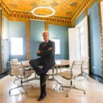 “Enriquéceme despacio, que tengo prisa”: el libro para aprender a ahorrar de Carlos Tusquets